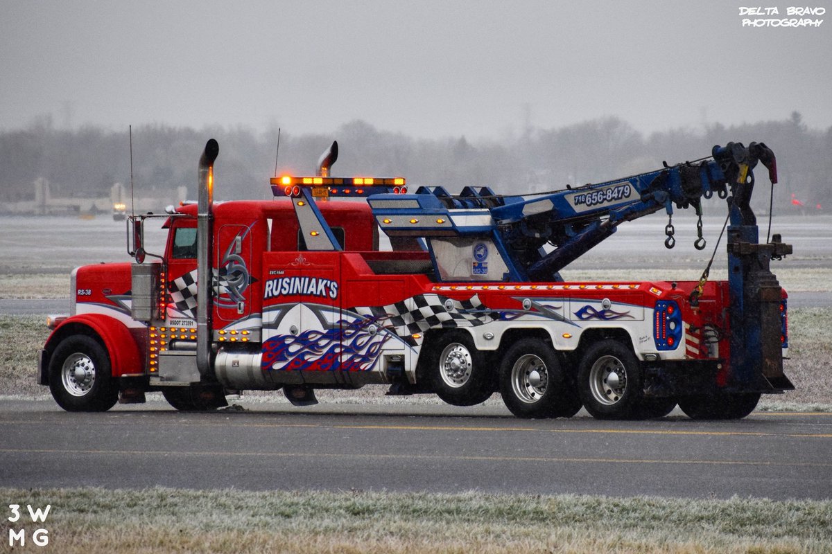 DeltaBrvoPhoto's tweet image. #IcyWeather conditions @BUFAirport this morning led to a minor #RunwayExcursion involving a #DeltaConnection #CRJ900 arriving from @LGAairport