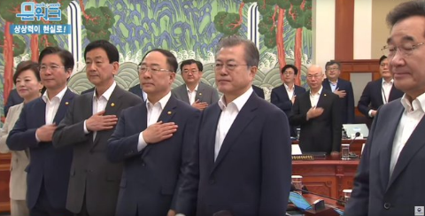 국민의례 태극기에 절대로 경레하지 않는 문재인과 이낙연

왜 일까요?