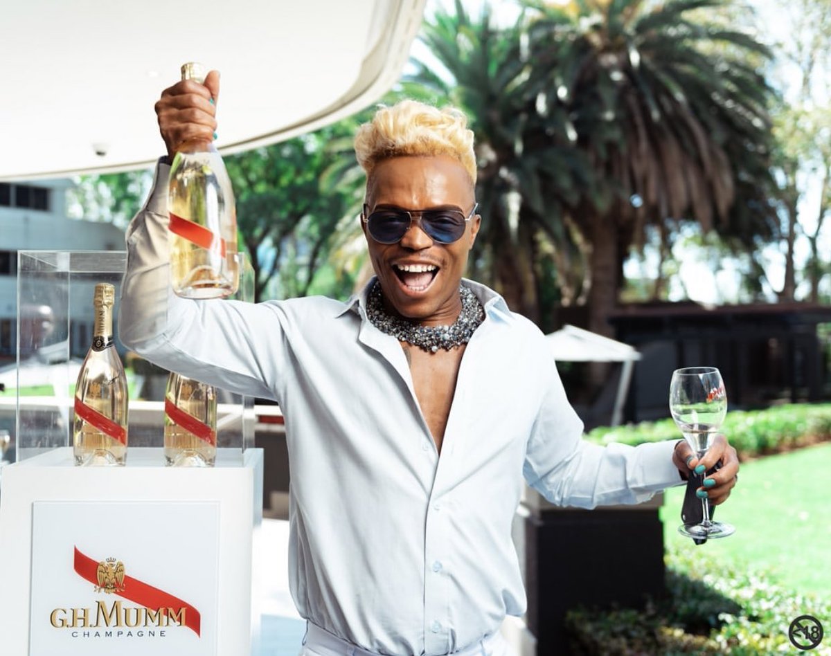 Congratulations my friend @somizi ⚠️✍🏾it’s in the history books now! Thank you for being an inspiration & constantly reminding us that we global Africans destined for greatness! Stay shining✊🏽🇿🇦x🇫🇷  #causeforcelebration #somizibrunch #somiziXmummbottle