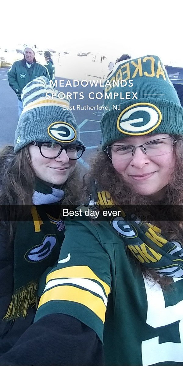 xpanda83's tweet image. WE'RE HERE! @AaronRodgers12 @crosbykicks2 please come say hi behind your sideline! It would he the best christmas gift ever! #GoPackGo #Pleasesayhi