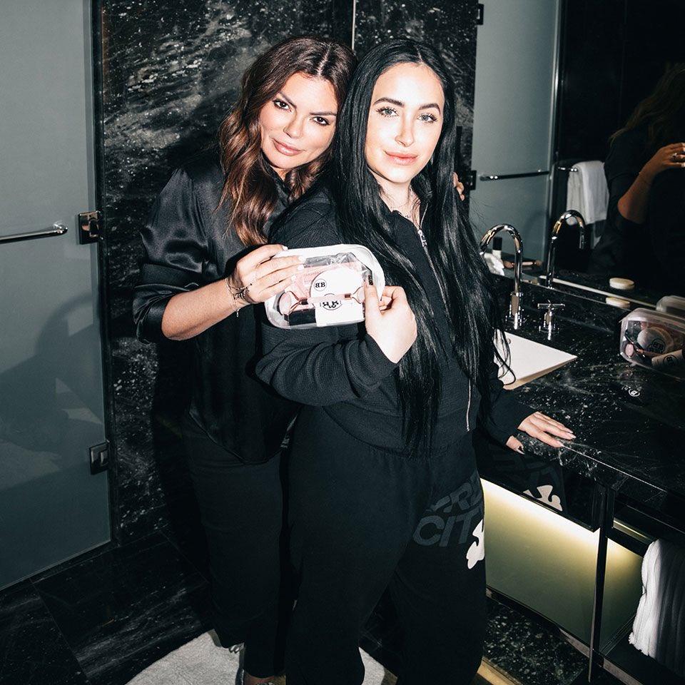 natashankpr's tweet photo. Getting ready for the week ahead with our new #ShopNK🖤 x Brittni Alexandra ‘On the Glow’ kit, designed to pamper your skin throughout the harsh winter months with brightening and hydrating products that we love!! 🥰 I am so proud of all of the accomplishments you https://t.co/xgL4O4l42j