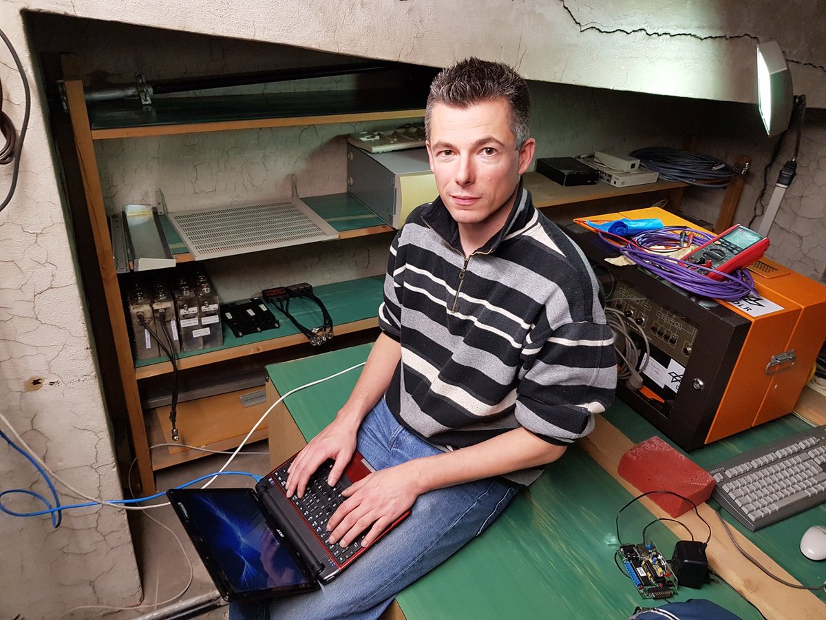 dl7kay's tweet photo. Das #Amateurfunk-Wochenende ist noch nicht vorbei. @DH8GHH stellt gerade bei DB0ABZ die IP-Adressen um, während ich 50 Jahre alten Staub wischen darf. https://t.co/4AaNFLGijp