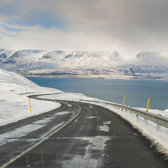 perilmondoit's tweet photo. La nieve tiene este secreto de devolver al corazón un soplo de alegria infantil que los años le han aracando sin piedad.

Nunca mejor dicho... No es maravilloso este paisaje? 😍

Foto tomada en #Islandia en mayo 2019.

#islanda #comounaniña
#iceland #… https://t.co/zfAOl4nyql https://t.co/BZgin9Ua5r