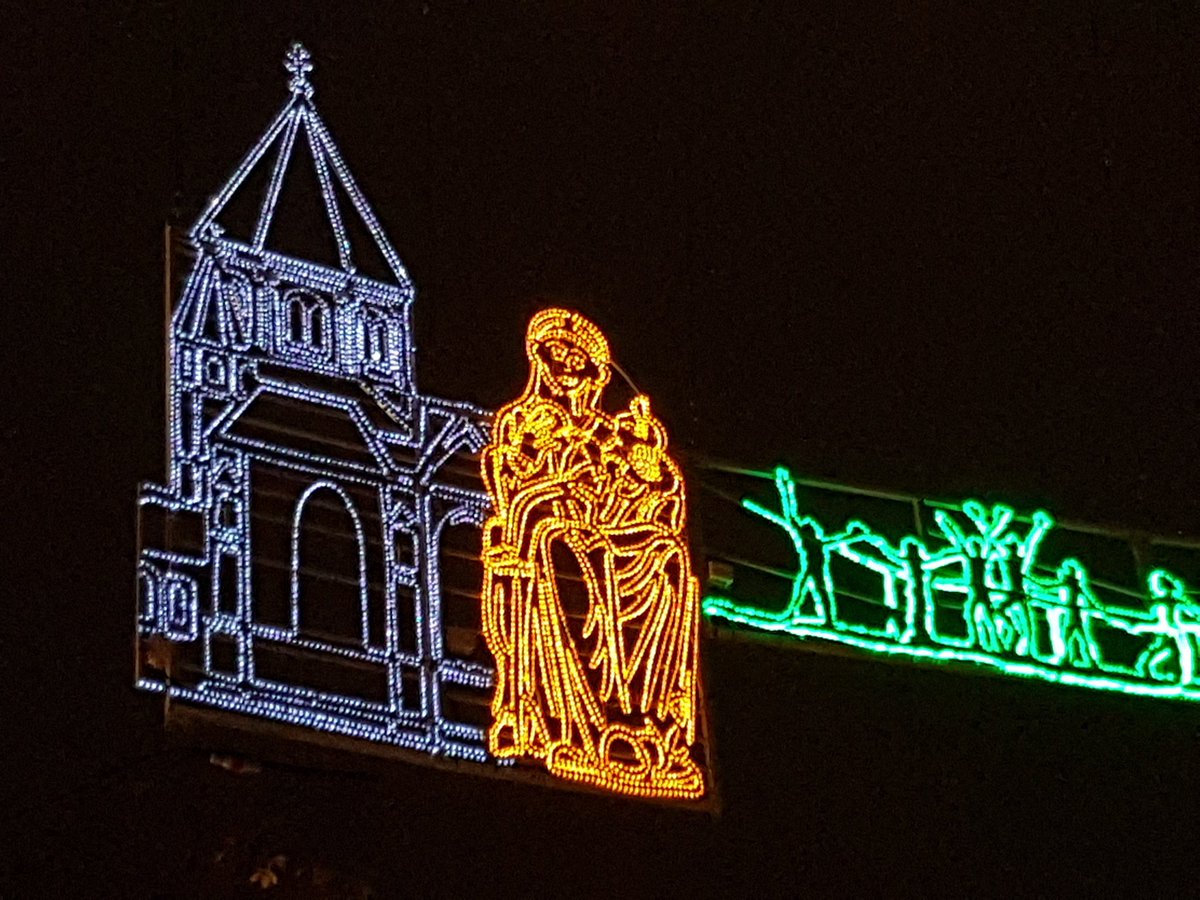 Essen_Ruhr's tweet photo. So, #Feierabend für heute. 😊 Morgen geht's weiter. Wir wünschen euch noch einen schönen Adventssonntag! 👋
#WeihnachtsmarktEssen #Lichtwochen #EssenseinSchatz #GoldeneMadonna https://t.co/vviHhFdi4m