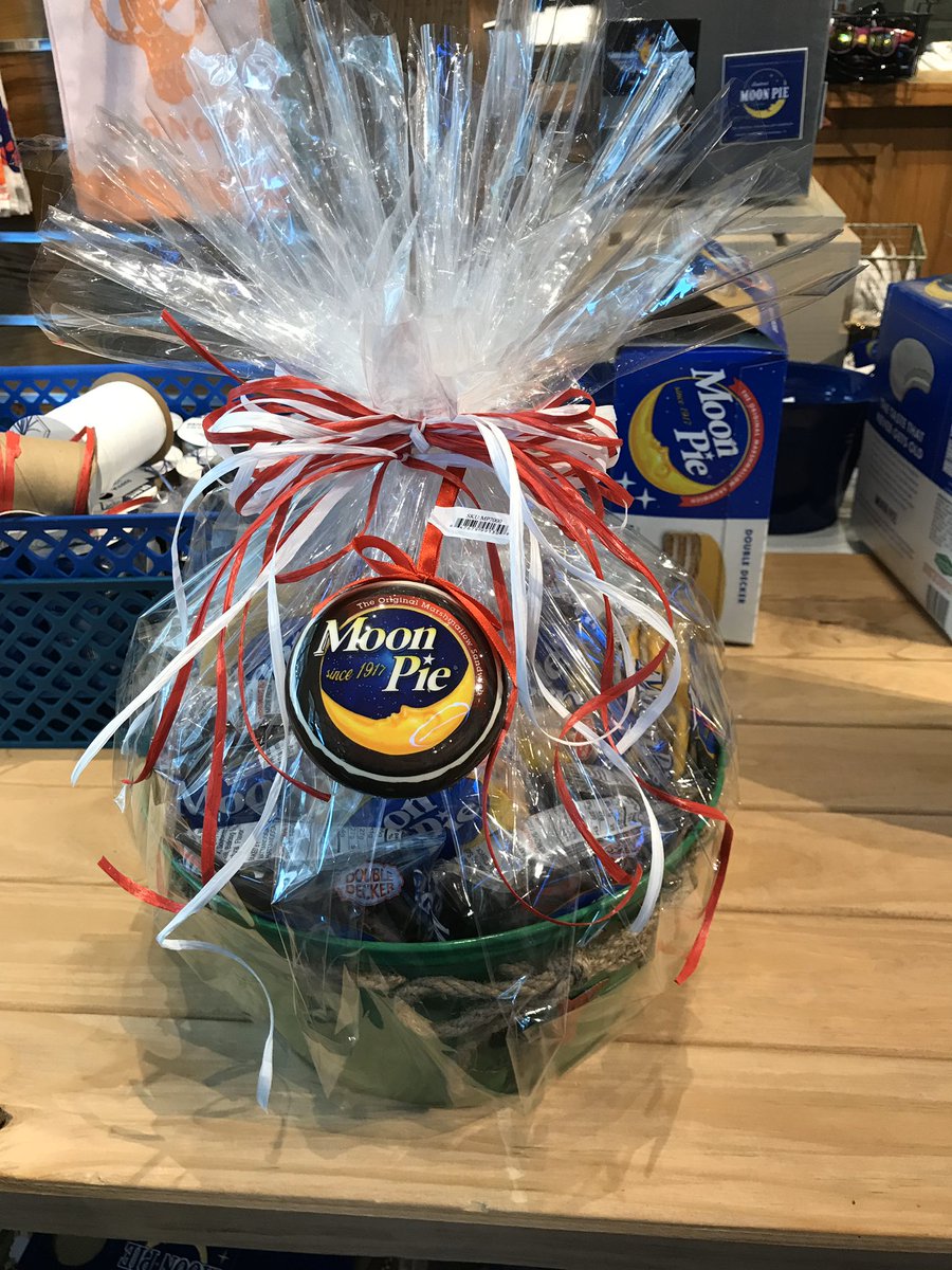 moonpielynchb's tweet photo. Need a gift basket?  We've got you covered.  Prices from $19.99-49.99 🌛🥧 #giftbaskets #moonpie #moonpiegiftbaskets #holidayseason #giftideas #presents https://t.co/TOf4Jnspms