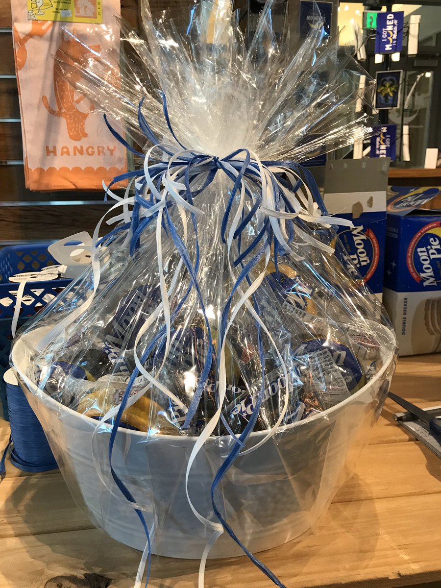 moonpielynchb's tweet photo. Need a gift basket?  We've got you covered.  Prices from $19.99-49.99 🌛🥧 #giftbaskets #moonpie #moonpiegiftbaskets #holidayseason #giftideas #presents https://t.co/TOf4Jnspms