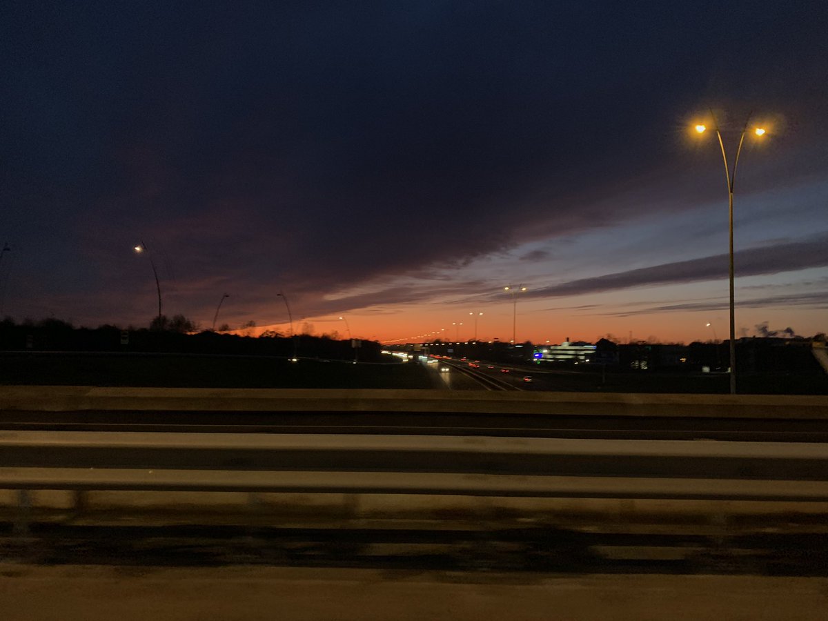 PittensStan's tweet image. Aparte zonsondergang boven de A50 bij Eindhoven Ekkersrijt @omroepbrabant @Weerplaza @RTLnieuws @ED_Regio