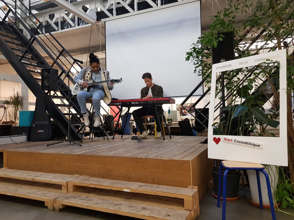 leafiloche's tweet photo. Belle énergie au #hackaton Hack ta cosmétique #HTCE pour promouvoir une cosmétique naturelle, biologique et éthique ! #ESS @LMCosmEthique @makesense https://t.co/RAIVfinpLZ