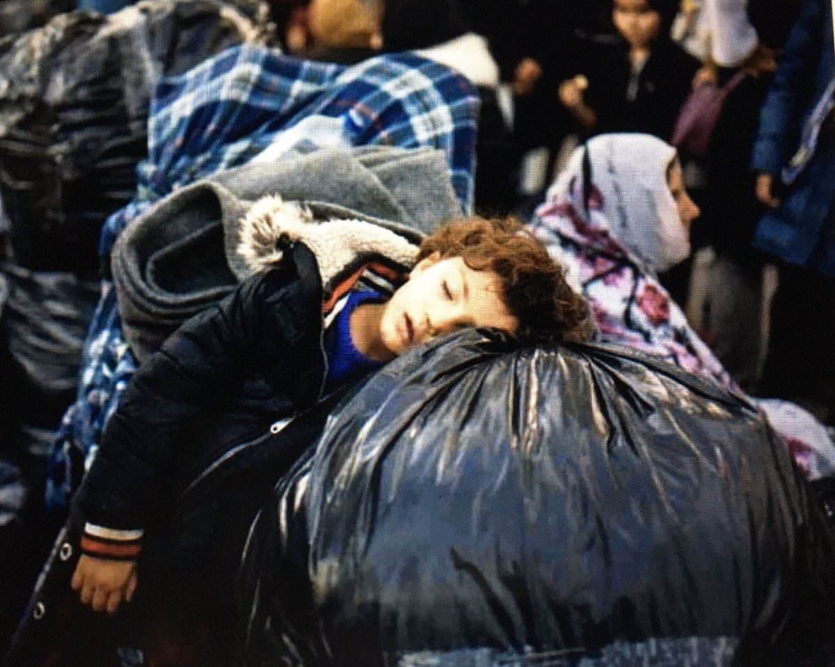 mompontet's tweet photo. Cette photo qui me bouleverse et rappele ce fait dramatique. Il y a actuellement en Grèce dans les camps de réfugiés plus de 5000 enfants non accompagnés qui vivent dans des conditions infra-humaines.  L’Europe doit aider de toute urgence la Grèce ! #migrants https://t.co/0AIN4fNHme
