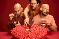 uitinzuidwest's tweet image. Ertebrekers, 20/12 in Kubox Kuurne! ‘Crème’ is Ertebrekers 2.0, met een duidelijk keuze voor ‘de beat’ en eervolle knipogen naar early Prince, zoals in ‘Amanda’ ‘(dat funky gitaartje, die sax!) en ‘Shimokitazawa’ (Hey, hello Japan!).  buff.ly/2rnIr4t