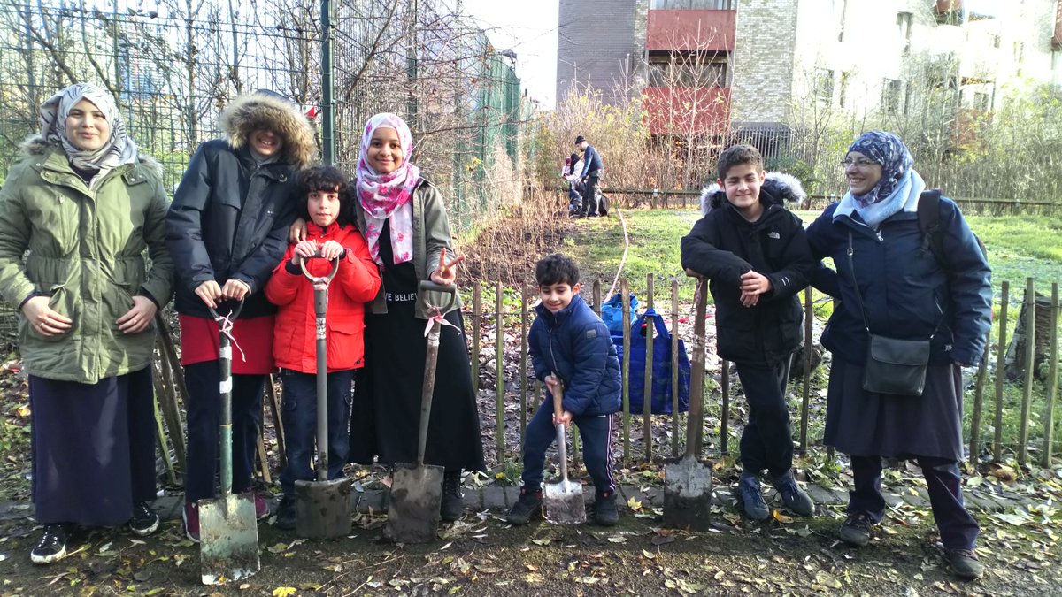 #PlantATree at Russia Dock Woodland. 200 trees were planted today by local volunteers. Thanks <a href="/MayorofLondon/">Mayor of London, Sadiq Khan</a> for the free trees. <a href="/ldn_environment/">LDNMayor Environment</a> 
@joininfeelgood <a href="/TCVtweets/">The Conservation Volunteers (TCV)</a> <a href="/FriendsRDW/">Russia Dock Woodland</a>