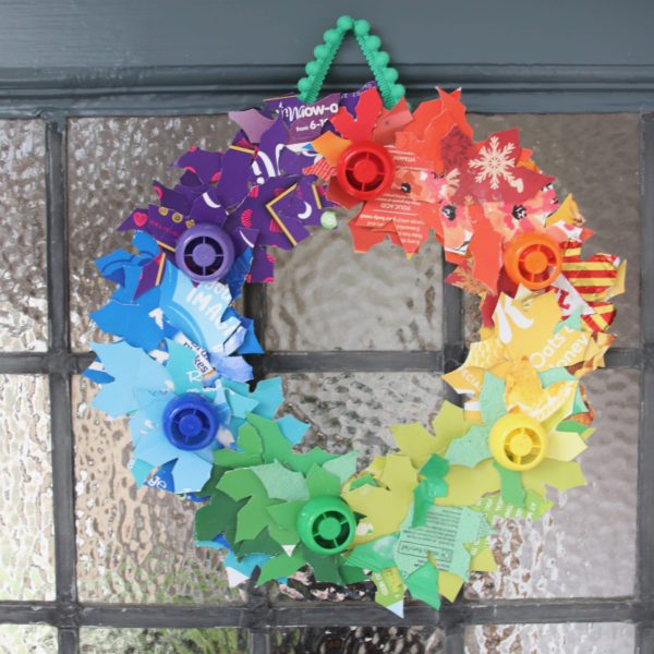 Recycled Christmas Wreath littlebuttondiaries.com/2019/12/01/rec…