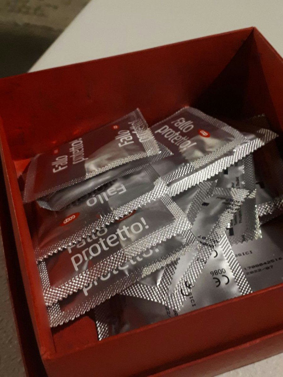 NEG_Zone's tweet photo. Il nostro pres. @LukeRelative è in piazza Sant'Oronzo a Lecce insieme agli amici di @Lila_Italia Salento e @ArcigaySalento per il banchetto informativo su prevenzione e stigma per il #WorldAIDSDay. Per l'occasione il Sedile è stato illuminato di rosso♥️#CommunityMakeTheDifference https://t.co/tVIgf3ox22