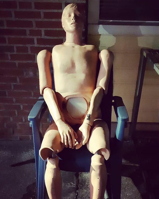 WA_HIA2's tweet photo. Hoe kan de #brandweer dat nu doen? De #testdummie zo in zijn/haar niksie in de kou zo buiten zetten? ๐คฃ๐คฃ๐คฃ
#koud #pop #nakie #brandweer #testpop #nietecht #buiten #stoel #lol https://t.co/ZxrIX7Xd5s