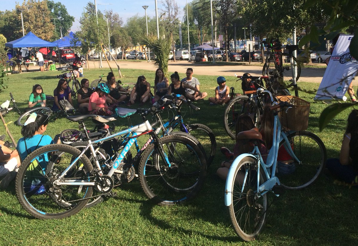 Hoy, como parte de la Feria Comunitaria Ciclista de <a href="/team_mapu/">Team Mapu Pudahuel</a> se desarrolló el taller de autocuidado para mujeres. Ellas aprendieron sobre mecanica y detalles para habitar la ciudad. La bicicleta, sigue alzándose como el vehículo más resiliente para nuestra sociedad.