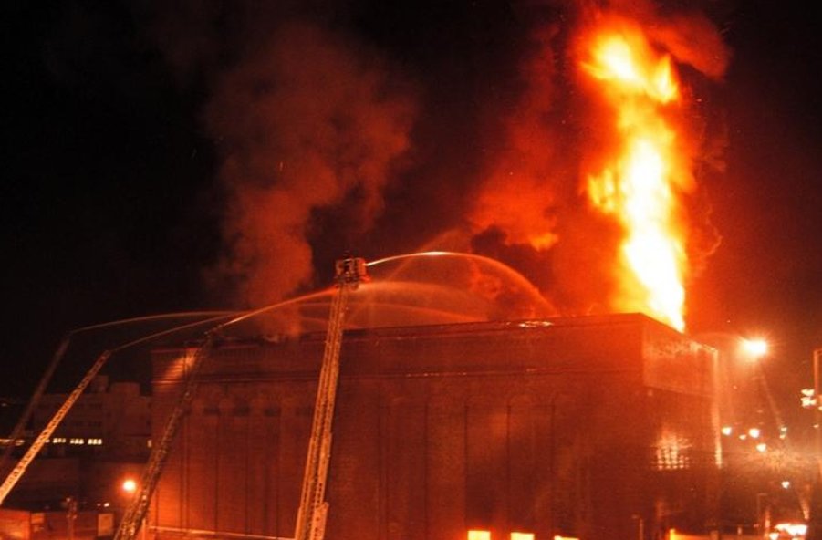 telegramdotcom's tweet photo. 20 years ago. Photos: Worcester Cold Storage &amp; Warehouse Co. fire of Dec. 3, 1999 https://t.co/xVTrD4K88W @WorcesterFD #Worcester https://t.co/WDSbdEZEt2