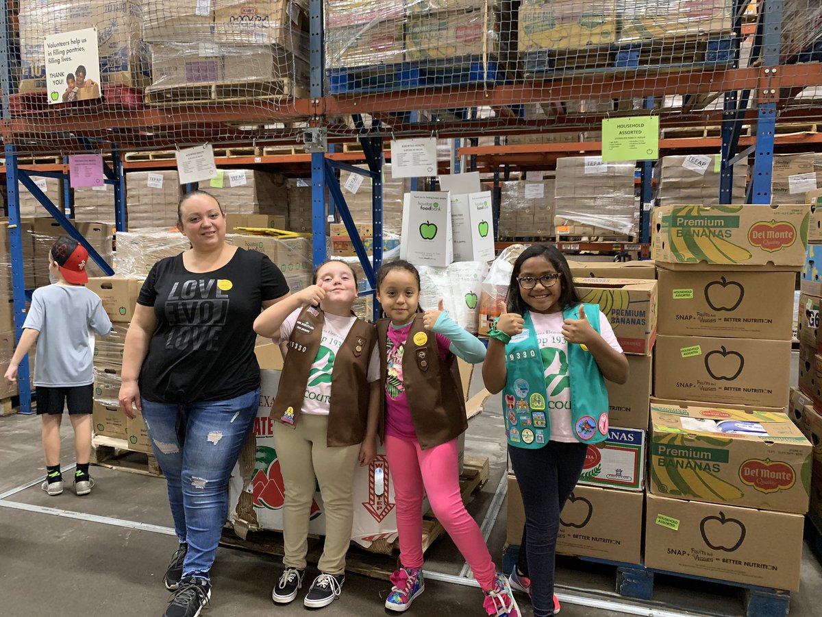 AFHelpsTeachers's tweet photo. @Youens_Gators #girlscouts #volunteering at the @HoustonFoodBank @AliefISD @tessrenae02 #selpie https://t.co/64Ed2dGN5W