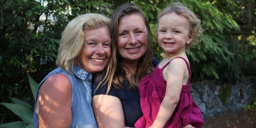 Shell_Australia's tweet photo. "I'm very thankful for the extra time with the kids. It gave me the chance to help them settle into school and childcare." Read about Layna and Shell's flexible #maternityleave options that helped her find a balance between career and family. #LifeAtShell https://t.co/WOLzmEv0F8 https://t.co/zVgnoGK0kQ