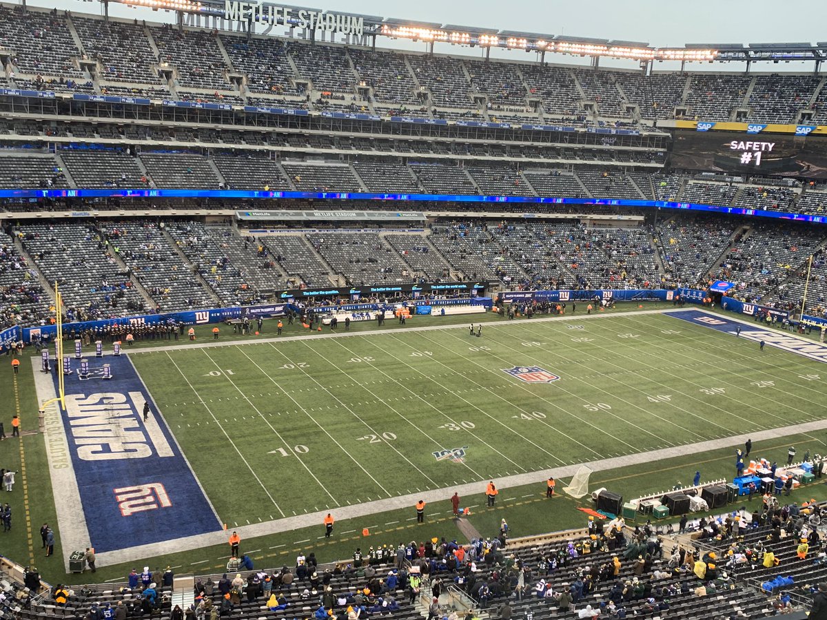 RobDemovsky's tweet photo. Not sure I’ve ever seen a stadium this empty this close to kickoff. https://t.co/QxNiV529tz