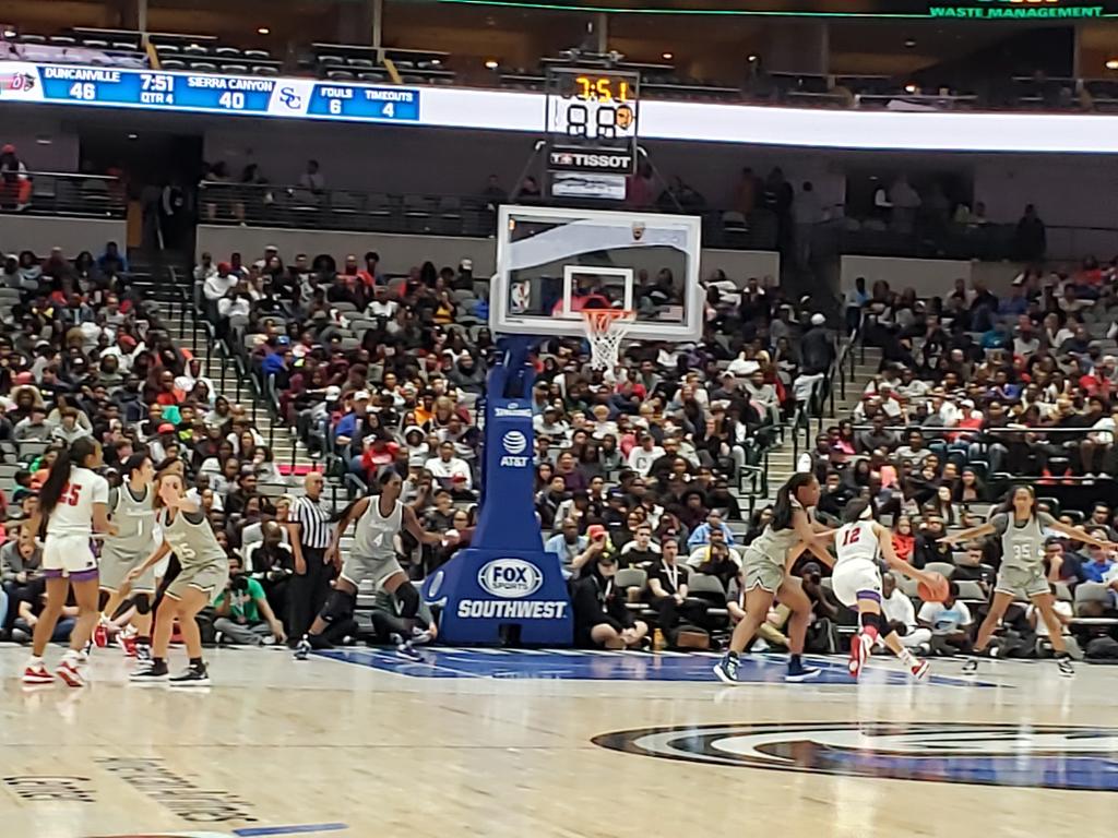 laqthompson's tweet photo. Sierra Canyon vs Duncanville 
#12 Zaria Rufus(Duncanville) working thru Sierra Canyon's tough defense. Battlefield all night

@JLEnterprises @T_Hoopfest #t_hoopfest https://t.co/P689jqEqAa