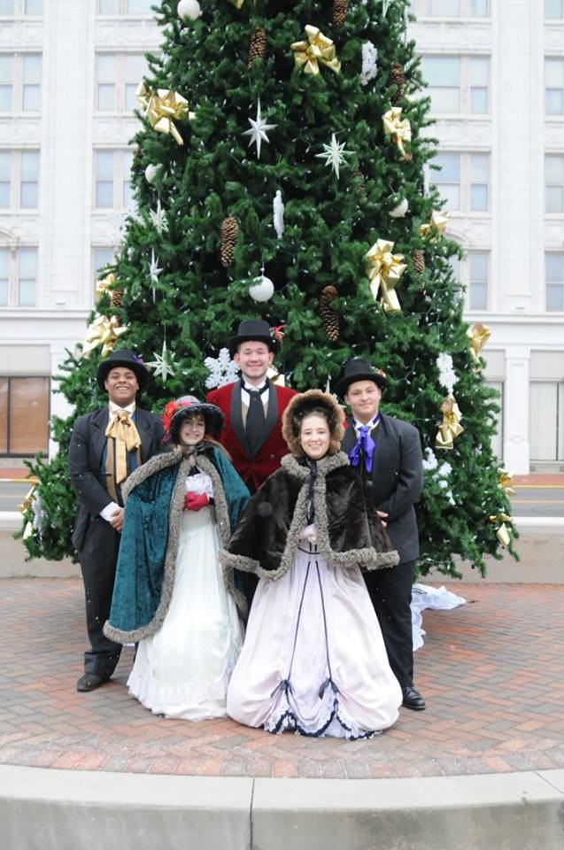 GoSoIN's tweet photo. Bring the family to downtown New Albany for an Old Fashioned Christmas, Dec. 7! 🎄❄️🔔☃️

Refreshments, discounts at local shops, Christmas carolers and a special visit from the big guy himself! 🎅

Click the link for full event details. https://t.co/KqvS6PyMEe

#GoSoIN #OurNA https://t.co/jxIYCWynQR