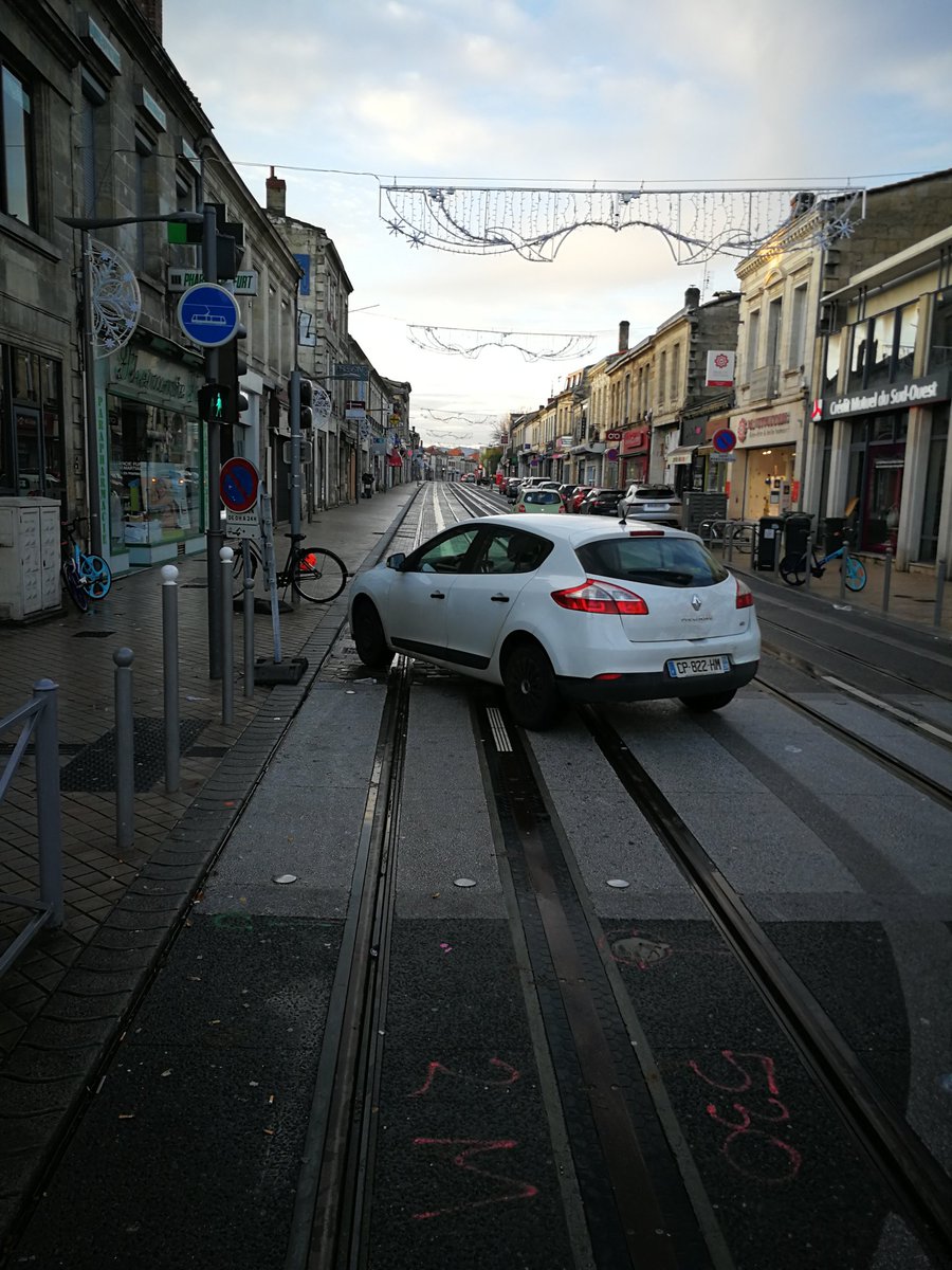 Bien joué patron pour ce nouveau parking. Mais je ne comprend pas pourquoi on y a mis des rails. 🤔 #macdo #venezCommeVousEtes #maisPlutotEnVoiture #leDroitChemin