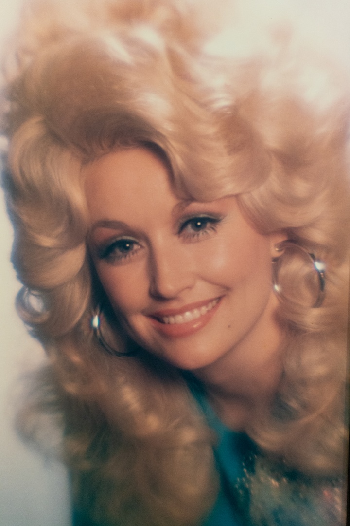 Dolly Parton Reveals What She Looks Like Without a Wig