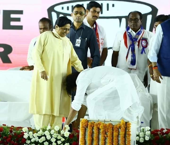 YSJaganAnnaFan's tweet photo. .@PawanKalyan పౌరుషం ఇదే!
ప్రజాధనం దుర్వినియోగం చేసి సుప్రీంకోర్టు లో దోషిగా తెలిన మాయావతి, 2008లో చిరంజీవిని ఆటపాటకు పనికివస్తాడు , ప్రజాసేవకు పనికి రాడు అన్న మాయావతి కాళ్లు పట్టుకున్న పవన్ కళ్యాణ్ ఇదే ఈ యాక్టర్ పౌరుషం. ఇది ఈ యాక్టర్ స్థాయి
#cbnpuppetpawan https://t.co/Mwj1JQcfW2