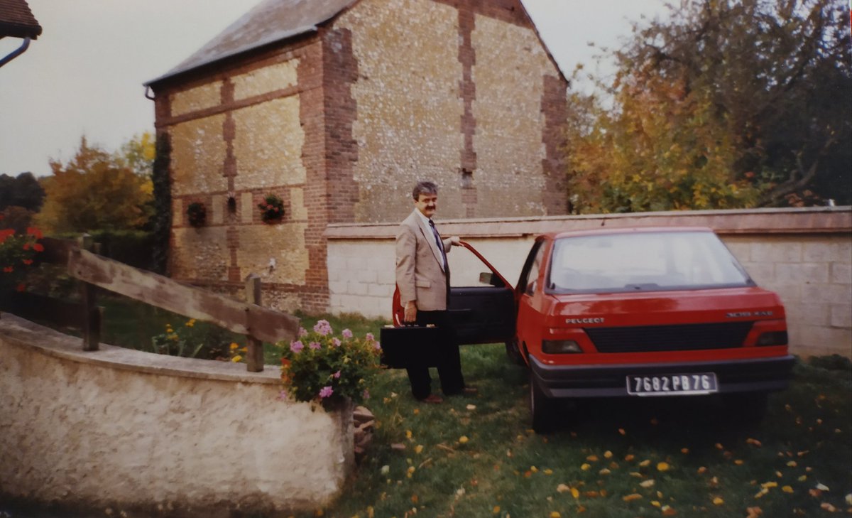 Romuald2000's tweet photo. Si @PeugeotFR est ma marque préférée, ma passion 🥰, je le dois à mes parents 👪. Notamment à mon papa et cet événement qui aura marqué mes 7ans avec l'arrivée surprise dans notre garage en 1984 de la #205gti maternelle. 🎁🚗😲💐👱‍♀. 
#peugeotforever #peugeot https://t.co/MhXIkmNuc3