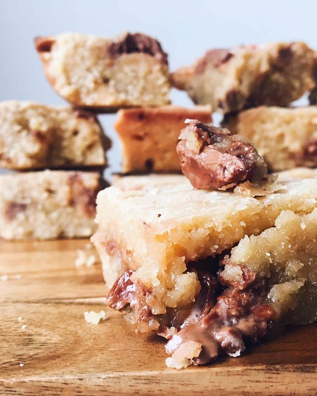 Pour les dents sucrées, voici un blondies aux cream eggs... oui, oui vous avez bien lu! C'est comme un brownies, mais sans chocolat et avec un goût riche! 😋 Vous nous donnerez des nouvelles!
-
-
-
#fraichementpresse #blondies #brownies #dessert #food… bit.ly/37SLGBy