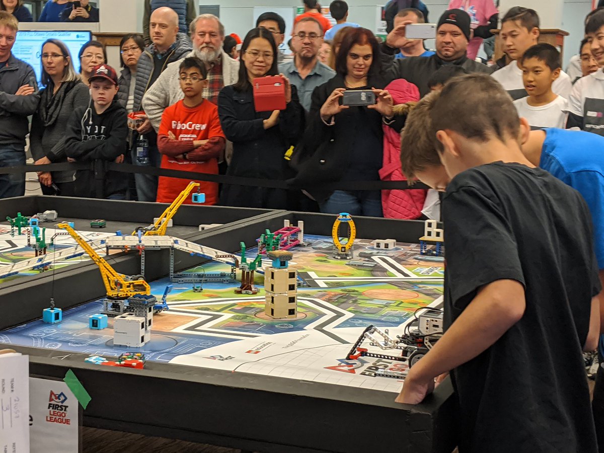 OttawaFLL's tweet photo. Robots rolling through the qualifiers⚙️🤖 #fllottawa #cityshaper https://t.co/6SlGYngGPH