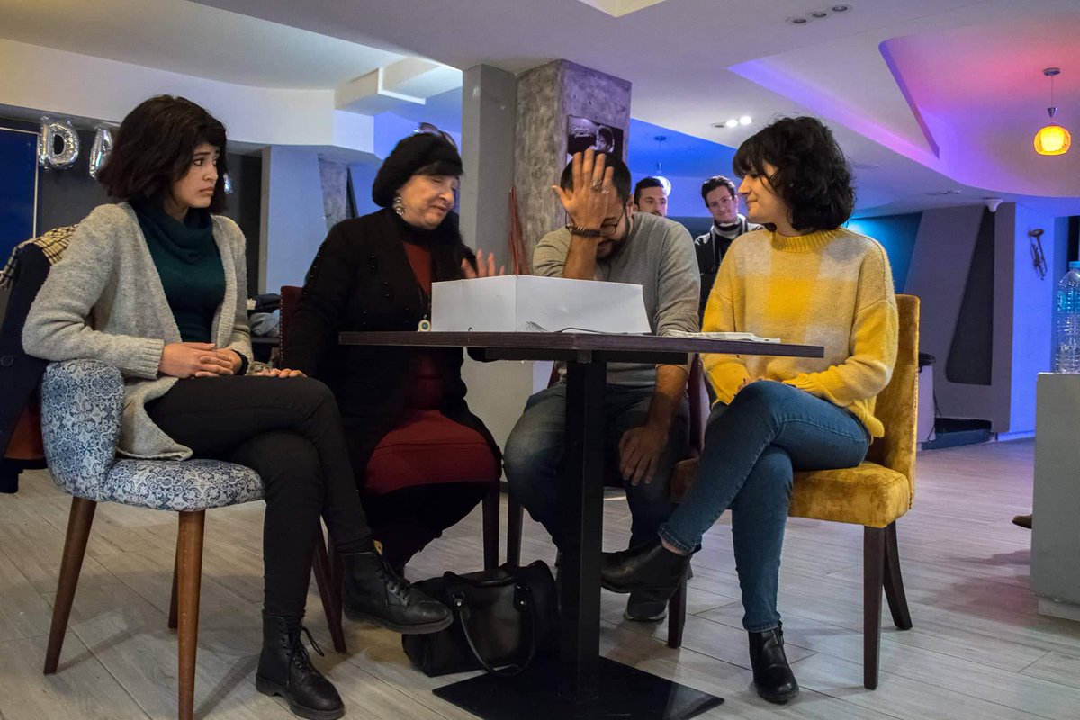 AmnestyAlgerie's tweet photo. Retour en images sur la pièce de théâtre interactif "Aya Netbadlou les rôles" interprétée par les membres de notre Antenne Jeunes d'#Alger, au restaurant Scénario, à l'occasion de la journée internationale pour l'élimination de la violence à l'égard des femmes. #16Days #16Jours https://t.co/0fcJ0zWnI0