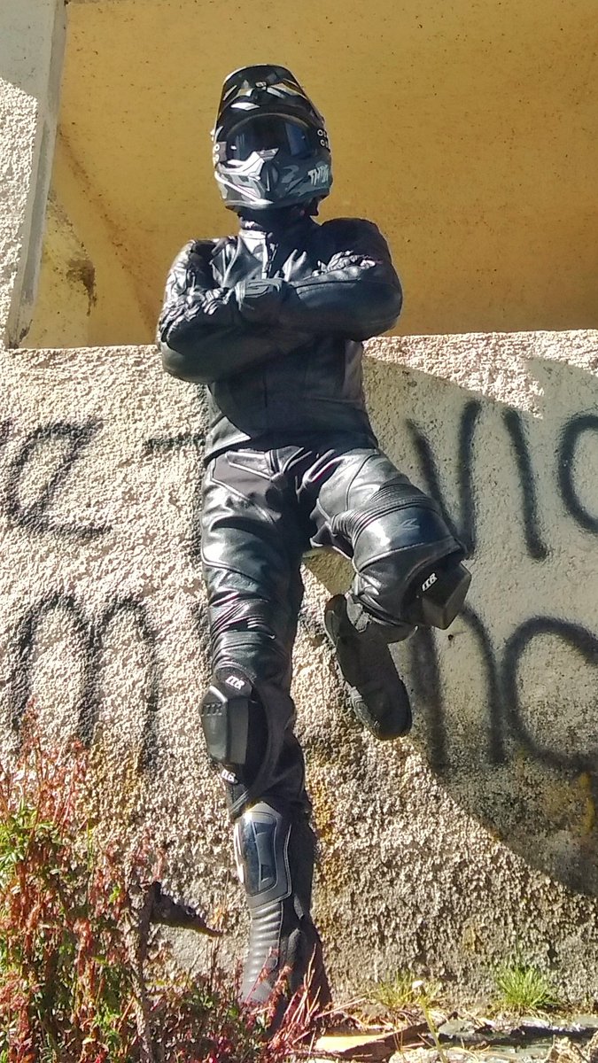 Maccermx's tweet photo. Today's ride. I'll never cease to mention I LOVE riding my bike in full #leather.
#gaybiker #leatherfetish #gearfetish #bikeleathers #leathersuit #racesuit #lederkombi #gayleather #bikermaster #bikerdom https://t.co/nSNqbZFzee