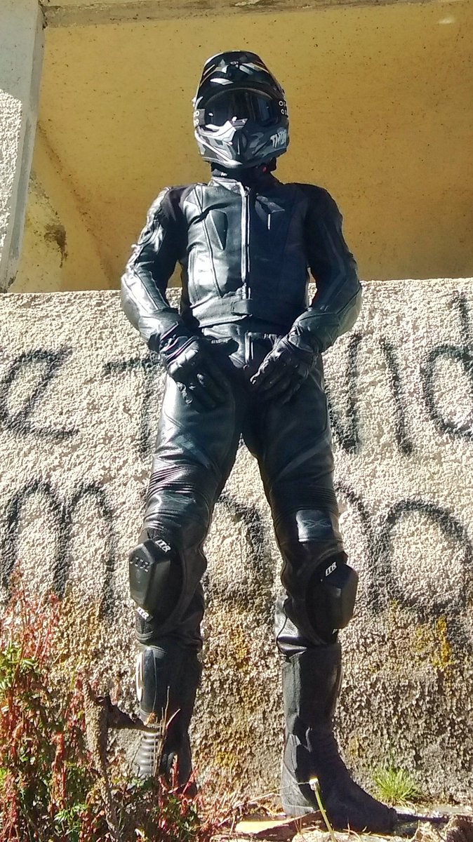 Maccermx's tweet photo. Today's ride. I'll never cease to mention I LOVE riding my bike in full #leather.
#gaybiker #leatherfetish #gearfetish #bikeleathers #leathersuit #racesuit #lederkombi #gayleather #bikermaster #bikerdom https://t.co/nSNqbZFzee