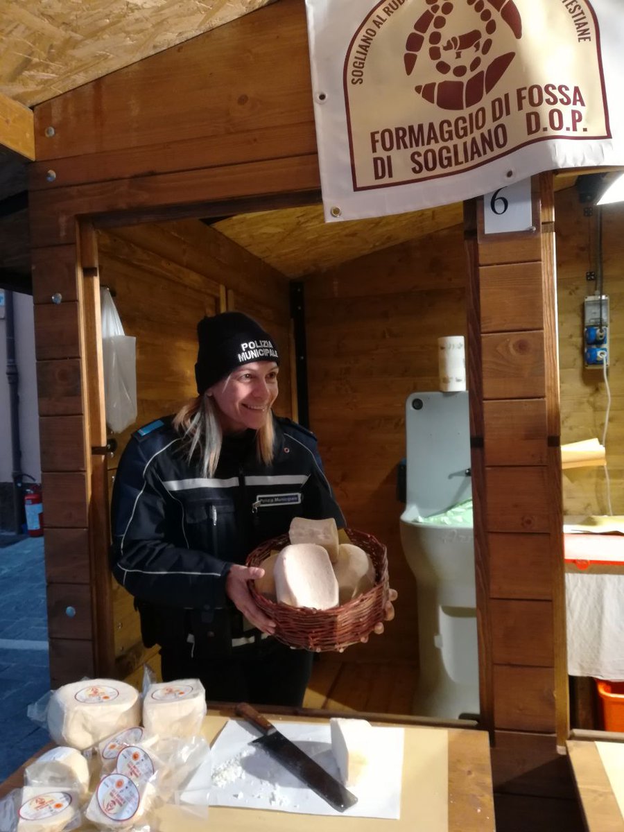 PLRubicone's tweet photo. La fiera del #formaggiodifossa è giunta al termine. Ringraziamo tutti i volontari che ci hanno dato una mano a far si che sia stata una festa. #Sogliano al #Rubicone #polizialocale https://t.co/4Sm5CmewFl