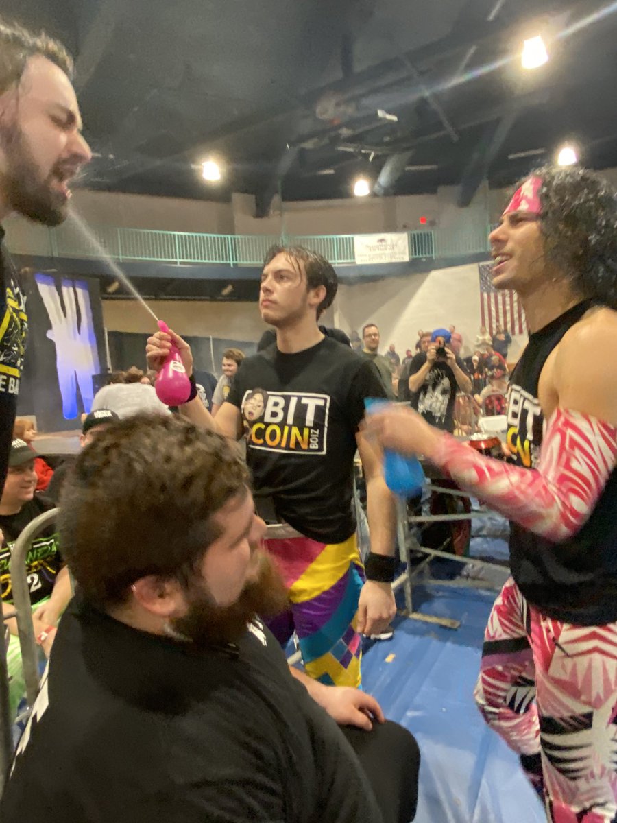 mrs25159's tweet photo. It’s so funny when they spray stuff in people’s faces lmao 😂 #bitcoinboyz #AIW #hellonearth15 https://t.co/iih6jTiKyx