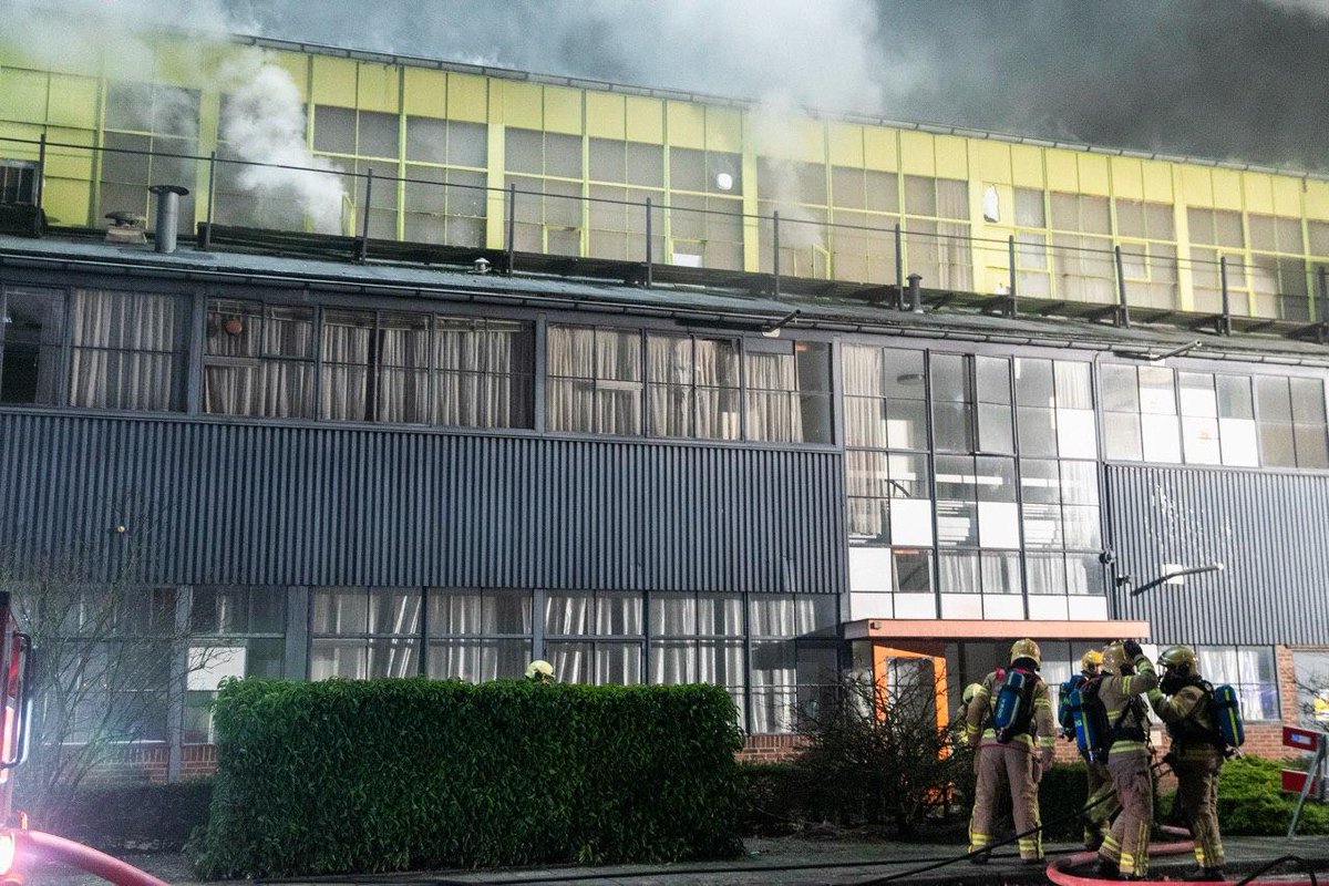 Momenteel woedt er een zeer grote uitslaande brand in een leegstaand fabriekspand aan de Enkweg in Eerbeek. 
Brandweerwagens van de <a href="/VNOGregio/">Veiligheidsregio Noord- en Oost-Gelderland</a> en <a href="/brandweerGM/">brandweerGM</a> zijn onderweg. Last van de rook? Sluit dan ramen en deuren en zet ventilatie uit. gelrenieuws.nl/2019/12/grote-…