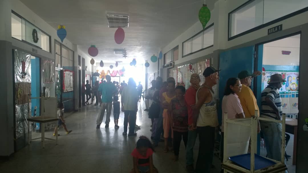 SomosvMiranda's tweet photo. #MirandaVota Desde tempranas horas nuestras brigadas en todo el territorio salieron a votar en el consultivo que esta realizando nuestro Gobernador @HectoRodriguez https://t.co/rbRX5QCtE3