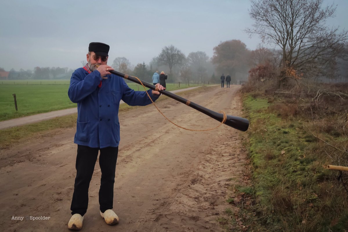 Niet alleen in Twente maar ook in #Salland klonk vandaag 
-‘n oaln roop’ op de #Sprengenberg <a href="/NationaalParksh/">Sallandse Heuvelrug</a> <a href="/SallandTourist/">Salland Tourist Info</a> @Natuurmonument <a href="/LandschapOV/">Landschap Overijssel</a> <a href="/PBHaarle/">Haarle (gem Hellendoorn)</a> <a href="/WandelnetOv/">Wandelnet-Overijssel</a> <a href="/MooisteRoutes/">Mooiste Routes</a> <a href="/rtvoost/">RTV Oost</a> #midwinterhoornblazen