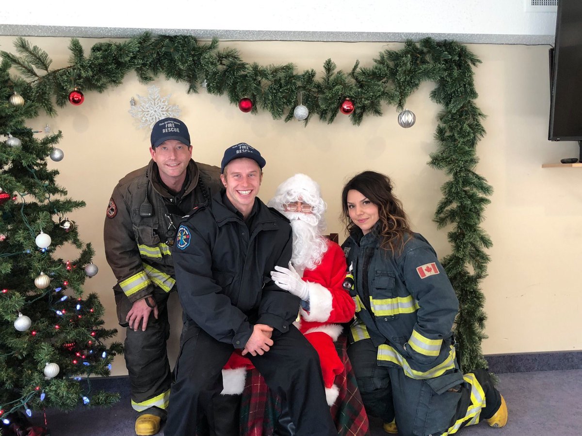 SaltspringFire's tweet photo. SSI Fire Rescue had the honour to pick up Mr and Mrs Claus today and deliver him to tons of waiting children and Santa got to ride shotgun in the Big Red Firetruck! Thanks to the organizers of the great community event! #SSIFR https://t.co/SpVT2ncZHn