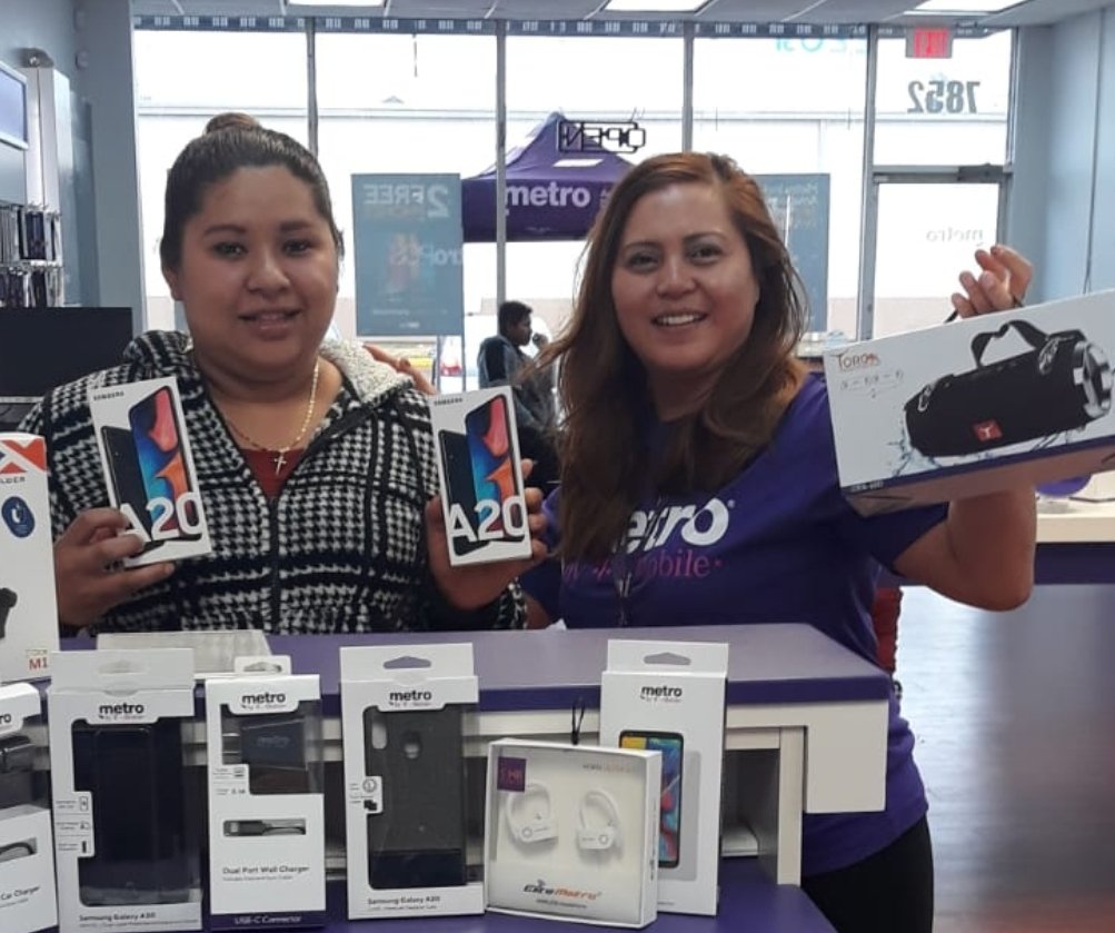 JZeledon3's tweet photo. Maria and her @MetroByTMobile team at 7852 Richmond Hwy have all the holiday gifts you are looking for! Rain or Shine we are here for you.
#holidayseason
#Tabletonus
#frephones
@BarryTMetro @ToddCEmetro @CruzMetro1 @JohnCShelton12 https://t.co/2XpRrrFdPM