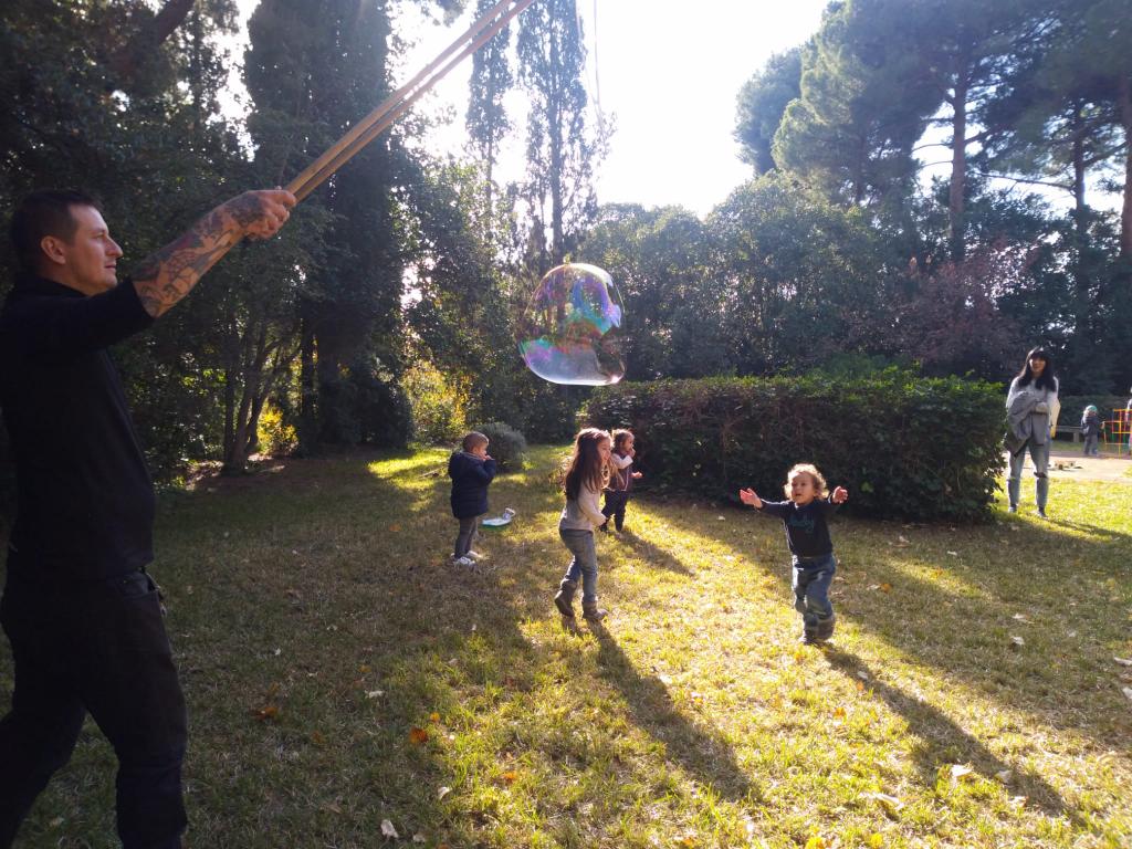 Incansable, divertit i tota una família: aquest home de les bombolles ha estat un incombustible de la #Jugatecambiental <a href="/ParcsplatgesAMB/">Parcs i platges AMB</a> coses que passen quan se'ns dóna la oportunitat! Gràcies per venir <a href="/MediambientBDN/">Medi Ambient BDN</a> @FampasBadalona