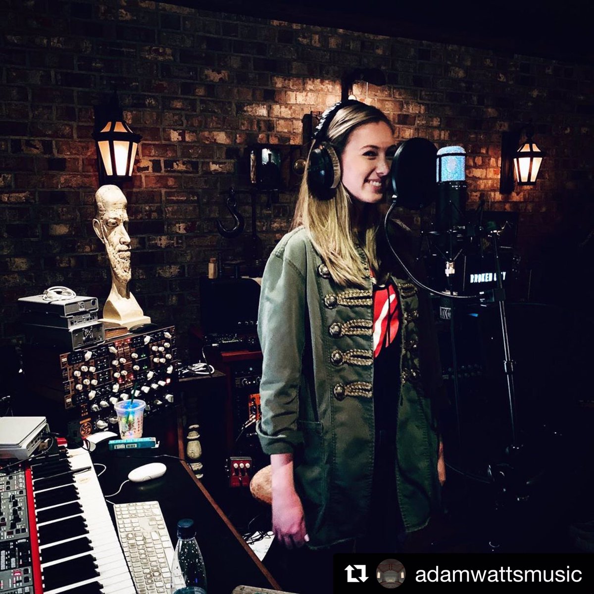 #sphericalsunday shout-outs to platinum producer/engineer <a href="/adamwattsmusic/">Adam Watts</a> for capturing this nice moment tracking vocals with @rayenicolemusic . We’re extremely thankful for the fantastic community of Sphere owners that keeps growing and growing 🙏 #spherel22