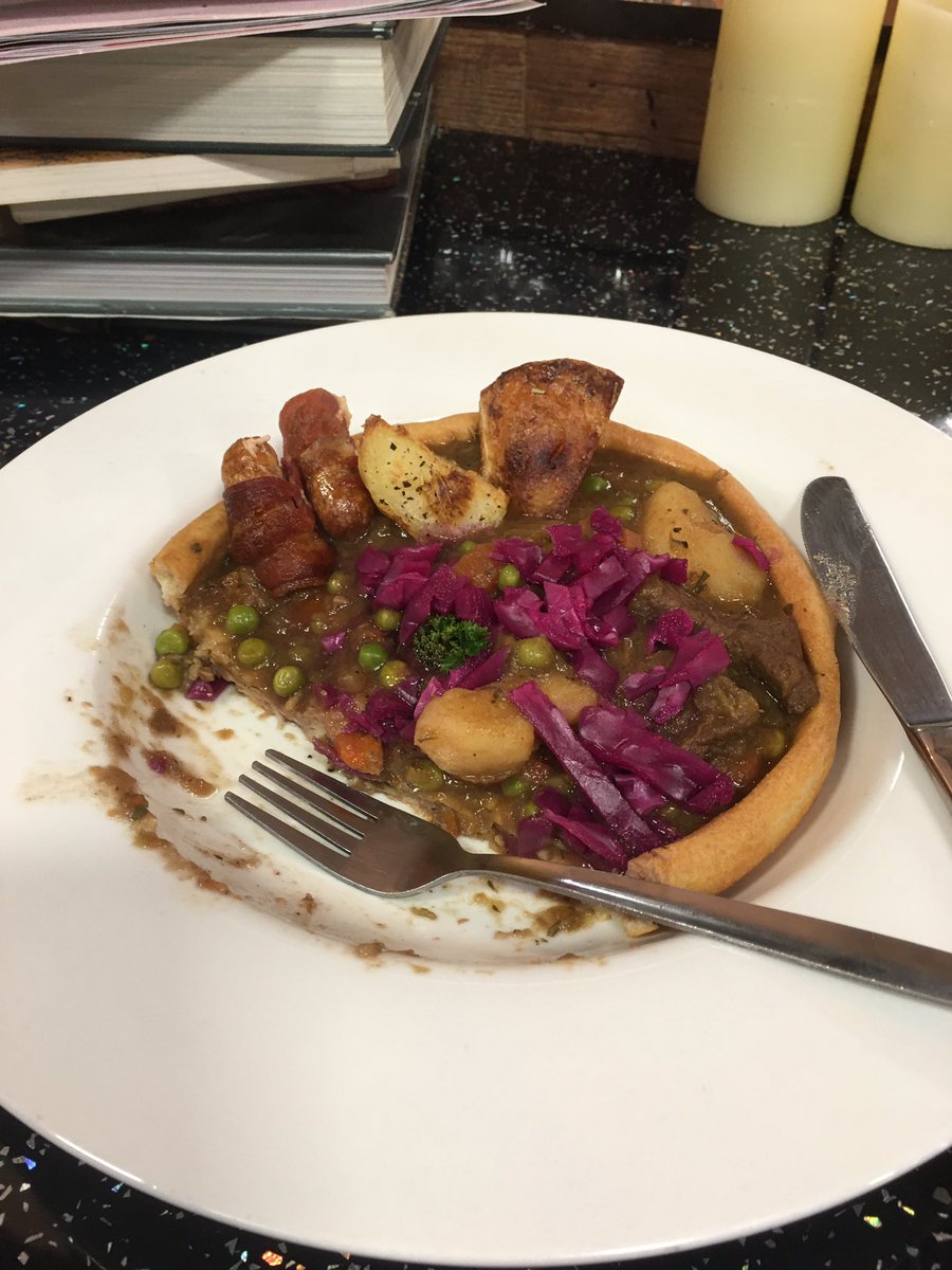 Jessica22318094's tweet photo. This is the beef casserole in a Yorkshire pudding which I had @steinschester this afternoon. Can safely say that it was absolutely delicious 😋 https://t.co/x5P21mTE5R