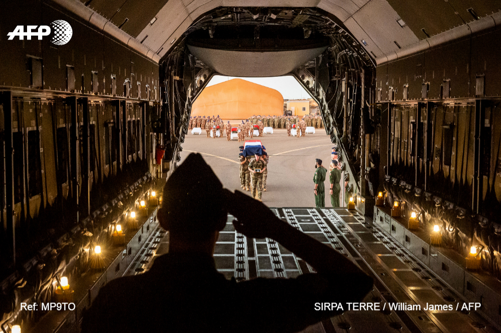 afpfr's tweet photo. Les corps des treize militaires français tués accidentellement au #Mali sont arrivés en France où un hommage national leur sera rendu demain, dans un contexte de réflexions et d'interrogations croissantes sur l'engagement militaire de la France au #Sahel #AFP https://t.co/yFRV89XRYC