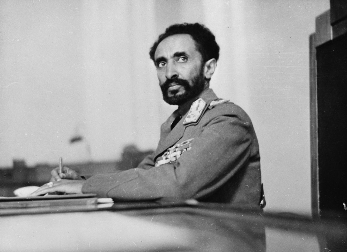LoTresor's tweet photo. 𝐇𝐚𝐲𝐢𝐥𝐞̀ 𝐒𝐞́𝐥𝐚𝐬𝐬𝐢𝐞̀ ― n. prôpro ▪ Emperor d’Ètiopie entre 1930 et 1974. 👑🇪🇹

Vêr mielx: https://t.co/sHEm4PzIh4

#HaïléSélassié #PatoisSavoyard #Arpitan #Ètiopie #emperorhaileselassie https://t.co/qsasi7Ig8S