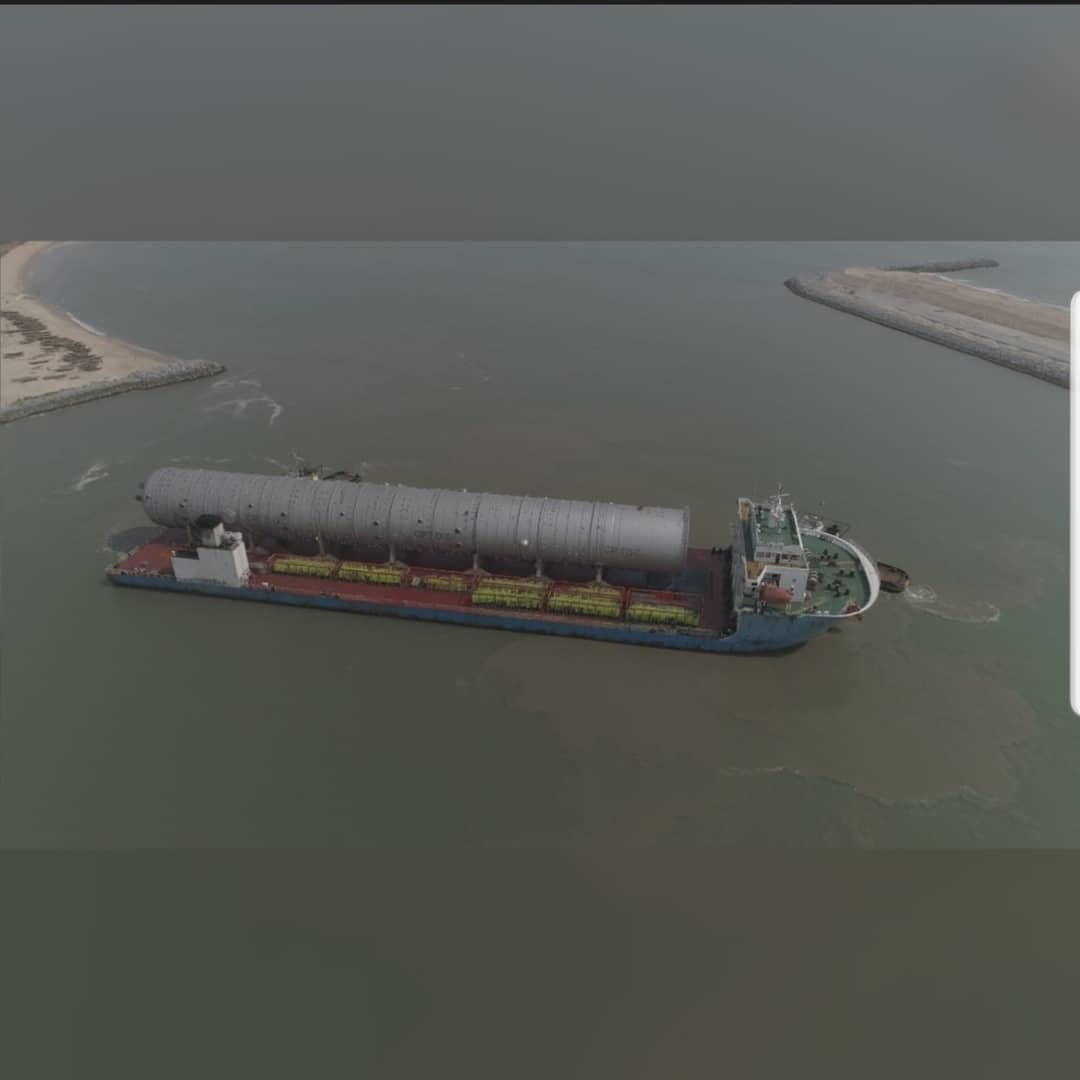 Abdulrahmanleme's tweet photo. THE GAME CHANGER!

World's largest Single Crude Distillation Column berthed at the #Dangote #Oil #Refinery. This masterpiece weighs 2250 MT (Excluding inernal trays) It is also 112.5 meter long, 14 meter wide and 13.5 meter tall. IT can fractionally distill 650,000 barrel a day! https://t.co/0YGjnGU6uX
