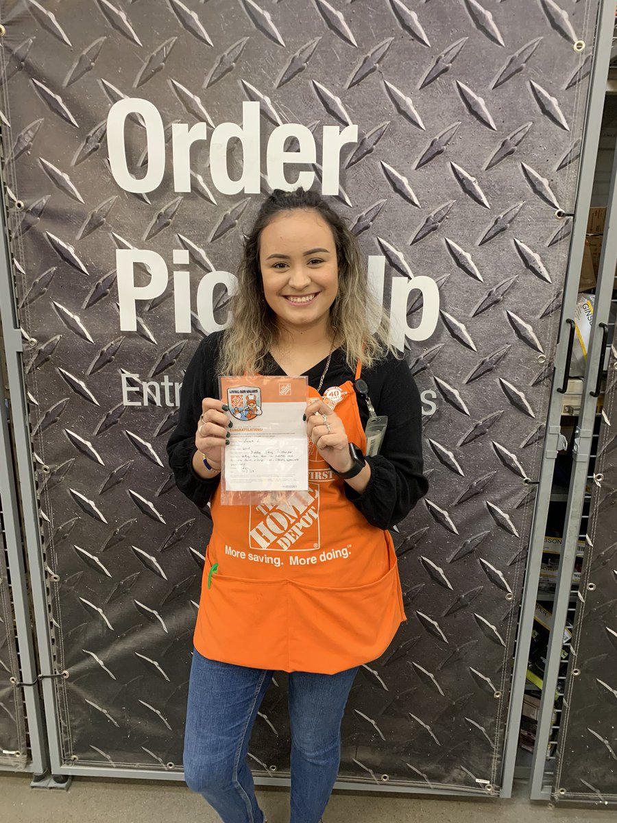S/O to Laura for #CreatingShareHolderValue 🛍🛒 in D25 🔩🛠⚙️packing down and filling outs for Black Friday. #6514HomeDepot 🧡🧡#OrangePromise