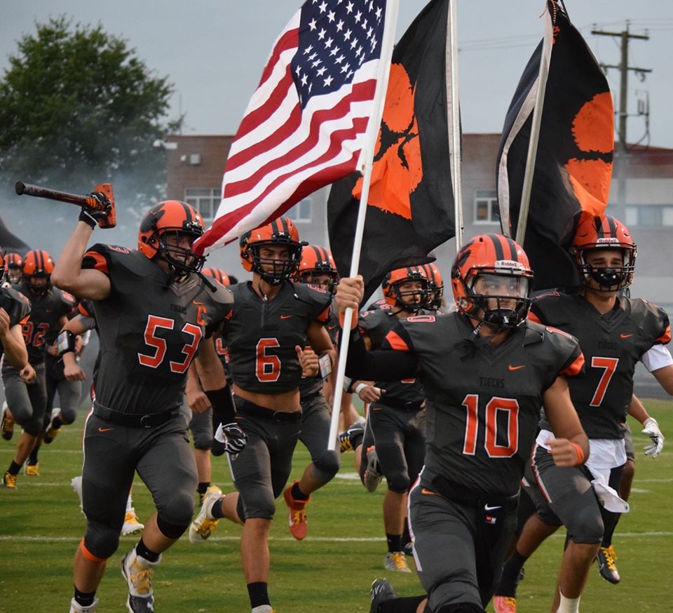 bdtigerfootball's tweet photo. College coaches - we hope to see you at BDHS in the weeks ahead to talk about the terrific football players we have in our program. 

8-4 record, 2nd best season in 20+ years.
2019 Undefeated Northwestern District 3A Champions
#BuiltByBrentsville #PTR 
https://t.co/9ydQVBBZYi https://t.co/LvkfCkNAwL
