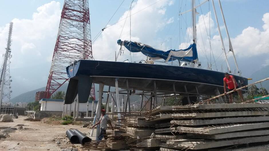 Voiles_Voiliers's tweet photo. Vendée Globe. On a retrouvé le bateau de Titouan Lamazou, vainqueur de la première édition @VendeeGlobe @titouan  https://t.co/yycaiTplnV https://t.co/ed7cUOgMuZ
